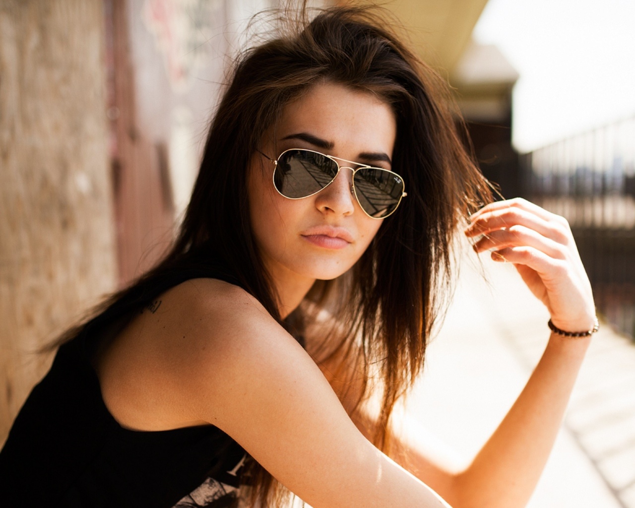 woman-with-sunglasses-1280x1024