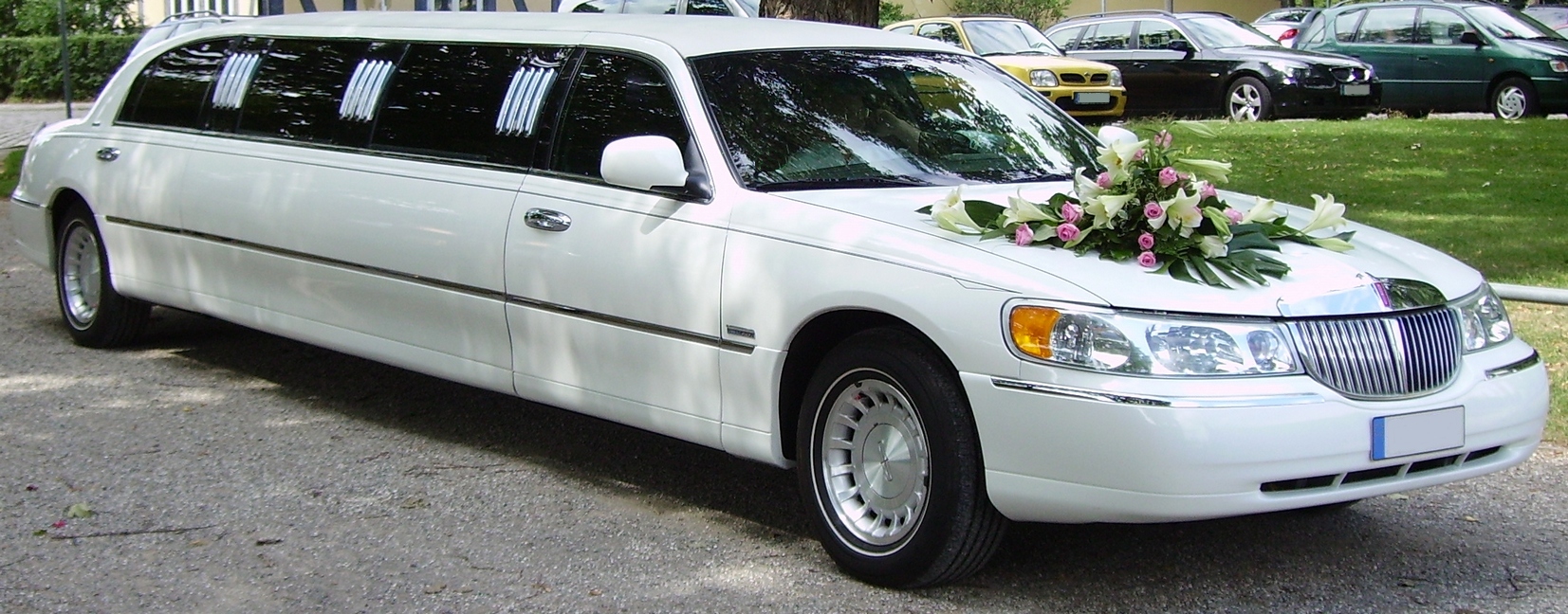 lincoln_town_car_limousine_wedding_car